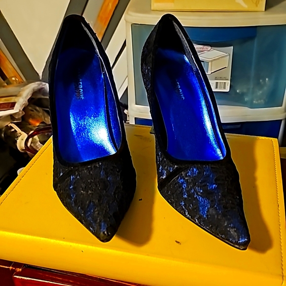 New Designer Shoes, Dangerous, Sz 8, Blue & Black Floral Lace Design, Pointy Toe - Picture 1 of 11